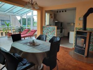 a living room with a table and chairs and a kitchen at Ferienwohnung Mittelpunkt in Schortens