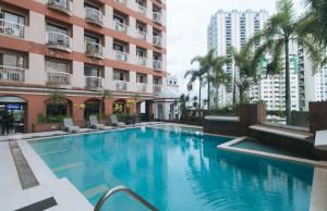 马尼拉Torre Venezia Suites的建筑物中间的游泳池