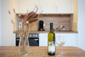 a bottle of wine and two glasses on a table at DTV-zertifizierte Ferienwohnung Kleine Moselruhe - zentral, für 3 Personen, Parkplatz & WLAN in Traben-Trarbach