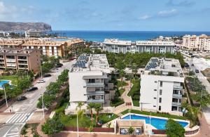 ハベアにあるArenal Dream Seaside Penthouseの建物や海を望む街並み
