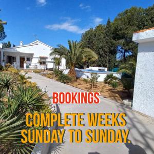 a house with the words bookings complete weeks sunday to sunday at Ven y Ves Alcossebre Casa de Vacaciones. in Alcossebre