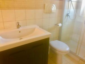 een badkamer met een wastafel, een toilet en een douche bij Dimora Zizzi in Fasano