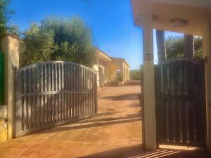 een ingang naar een huis met een houten hek bij Dimora Zizzi in Fasano +6 foto's