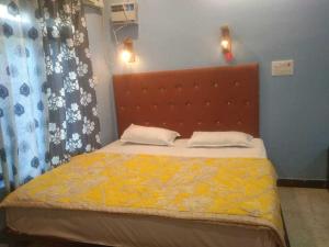 Postel nebo postele na pokoji v ubytování Hotel O Home Fauzi Rasoi & Guest Homestay