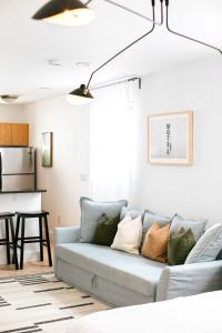 een woonkamer met een blauwe bank met kussens bij Spacious Apt in the heart of South Beach in Miami Beach