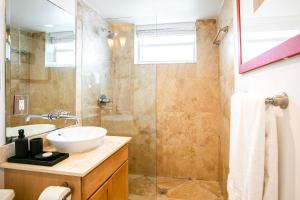 een badkamer met wastafel en douche bij Spacious Apt in the heart of South Beach in Miami Beach +14 foto's