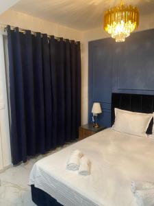 een slaapkamer met een groot bed en zwarte gordijnen bij Apartments Mosha in Ohrid