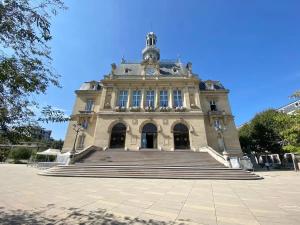 a large building with stairs in front of it at Chez Alex in Asnières-sur-Seine
