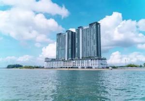 un bâtiment au bord de l'eau dans l'établissement OceanBay Seaview 6PAX Studio Netflix A-19-13, à Kuantan