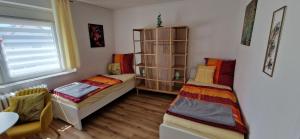 Postel nebo postele na pokoji v ubytování Ferienwohnung Burger Heide