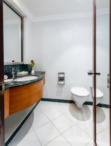 a bathroom with a toilet and a sink at Caravela Beach Resort in Varca