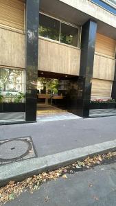 un edificio con finestre in vetro su una strada cittadina di studio pour deux face a la tour Eiffel a Parigi Altre 19 foto