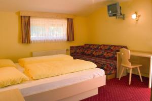 Posteľ alebo postele v izbe v ubytovaní Hotel Bruggerwirt + 24 fotografií