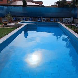 Ca' Le Rose في Bagnolo San Vito: مسبح بمياه زرقاء في ساحة