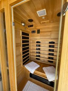 eine Sauna mit zwei Handtüchern darin in der Unterkunft Junior Suite Le Pied de Mulet in Brouchaud