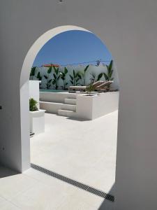 un arco che conduce a un patio con piante di Villa Rafa a Costa Nova