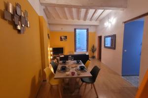 TV a/nebo společenská místnost v ubytování Avignon apartement à 2 pas du Palais de Papes