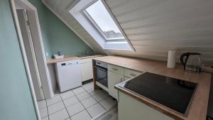 una cucina con finestra, lavandino e piano cottura di Sali Homes - Monteurswohnungen im Herzen von Kleve a Kleve Altre 11 foto
