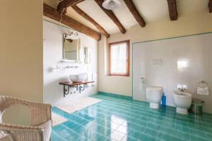 łazienka z 2 umywalkami i toaletą w obiekcie Agriturismo Ca' Bertu' w mieście Zappolino +37 zdjęć