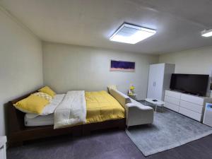 Postel nebo postele na pokoji v ubytování Dongjak Cozy House