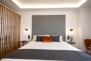 - une chambre dotée d'un grand lit avec une tête de lit noire et blanche dans l'établissement Matilde Luxury by Grupo Matilde, à Las Palmas de Gran Canaria
