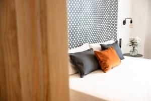 une chambre avec un lit avec des oreillers dessus dans l'établissement Matilde Luxury by Grupo Matilde, à Las Palmas de Gran Canaria 22 autres photos