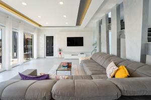 a living room with a large brown couch at Villa Chillax Inn in Medulin