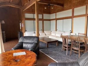 Posezení v ubytování 一棟貸切温泉旅館house kuu