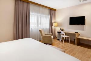 TV a/nebo společenská místnost v ubytování B&B HOTEL Logroño Las Cañas