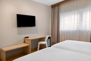 TV a/nebo společenská místnost v ubytování B&B HOTEL Logroño Las Cañas