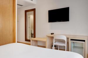 TV a/nebo společenská místnost v ubytování B&B HOTEL Logroño Las Cañas