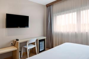 TV a/nebo společenská místnost v ubytování B&B HOTEL Logroño Las Cañas