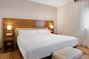 Postel nebo postele na pokoji v ubytování B&B HOTEL Logroño Las Cañas