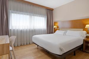 Postel nebo postele na pokoji v ubytování B&B HOTEL Logroño Las Cañas