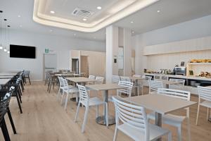 TV a/nebo společenská místnost v ubytování B&B HOTEL Logroño Las Cañas