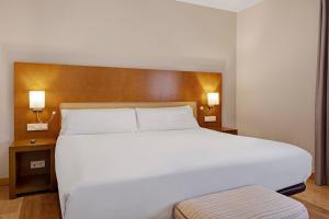 Postel nebo postele na pokoji v ubytování B&B HOTEL Logroño Las Cañas