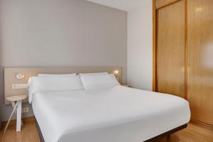 Postel nebo postele na pokoji v ubytování B&B HOTEL Logroño Las Cañas