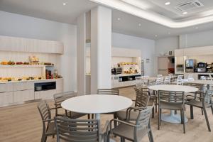 Kuchyň nebo kuchyňský kout v ubytování B&B HOTEL Logroño Las Cañas