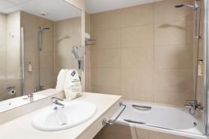 Koupelna v ubytování B&B HOTEL Logroño Las Cañas