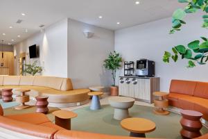 TV a/nebo společenská místnost v ubytování B&B HOTEL Logroño Las Cañas