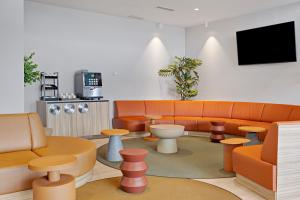 TV a/nebo společenská místnost v ubytování B&B HOTEL Logroño Las Cañas