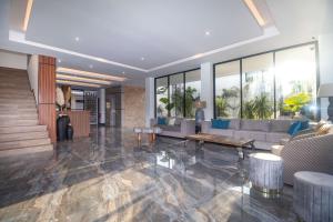 Khu vực ghế ngồi tại Octa Canggu Villa and Condotel