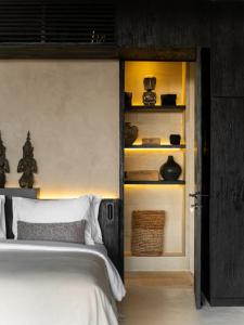 Letto o letti in una camera di Zendara Villas Canggu by Blacksand