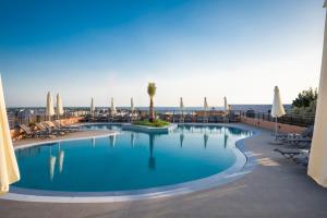 duży basen z parasolami i krzesłami w obiekcie Hotel Pyriá w mieście Hersonissos +84 zdjęcia