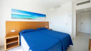 Postel nebo postele na pokoji v ubytování Hotel Club Cala Romani