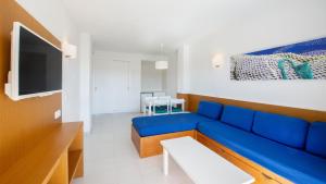 TV a/nebo společenská místnost v ubytování Hotel Club Cala Romani