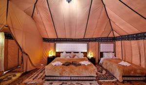 Postel nebo postele na pokoji v ubytování Sahara Luxury Camp