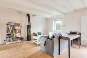 a living room with a couch and a table at Vue sur mer, maison pour 7 Golfe du Morbihan in Sarzeau