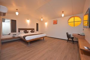 Postel nebo postele na pokoji v ubytování Bliss Nirvana Resort, Lonavala