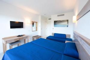 TV a/nebo společenská místnost v ubytování Hotel Club Cala Romani + 37 fotografií